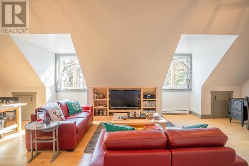 7460 Ruffell Road, Canim Lake, BC - Indoor Photo Showing Living Room