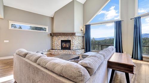 3407 Crooked Tree Place, Fairmont Hot Springs, BC - Indoor Photo Showing Living Room With Fireplace