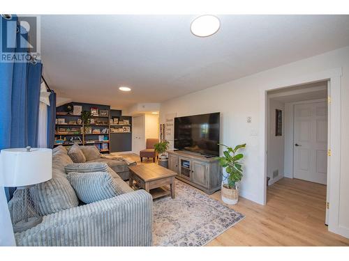 25 Lambert Place, Coldstream, BC - Indoor Photo Showing Living Room