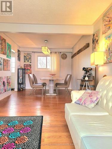 3 Lawndale Crt, Bradford West Gwillimbury, ON - Indoor Photo Showing Living Room