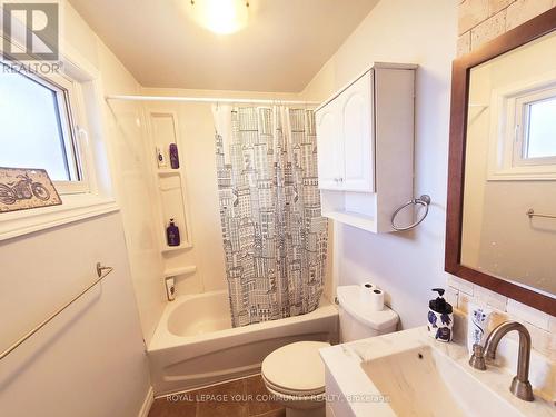 3 Lawndale Crt, Bradford West Gwillimbury, ON - Indoor Photo Showing Bathroom