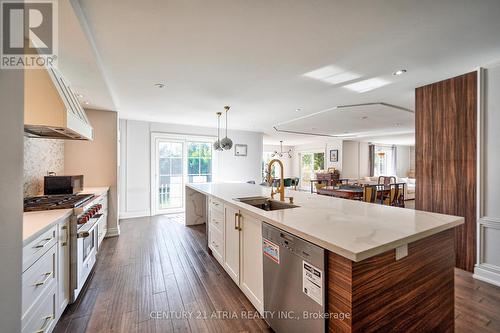 3 Deer Run Court, Richmond Hill, ON - Indoor Photo Showing Kitchen With Upgraded Kitchen
