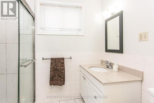 464 Hazel St, Waterloo, ON - Indoor Photo Showing Bathroom
