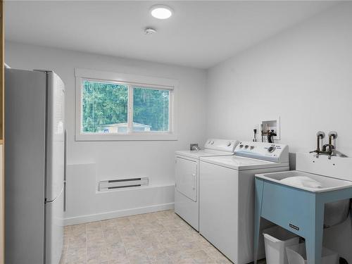 125 Tait Rd, Nanaimo, BC - Indoor Photo Showing Laundry Room