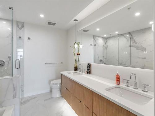 306-5120 Cordova Bay Rd, Saanich, BC - Indoor Photo Showing Bathroom