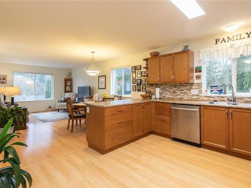 1887 Kentucky Pl, Nanaimo, BC - Indoor Photo Showing Kitchen With Double Sink