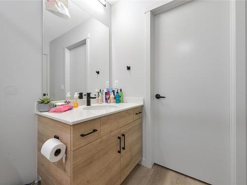 102-2461 Gateway Rd, Langford, BC - Indoor Photo Showing Bathroom
