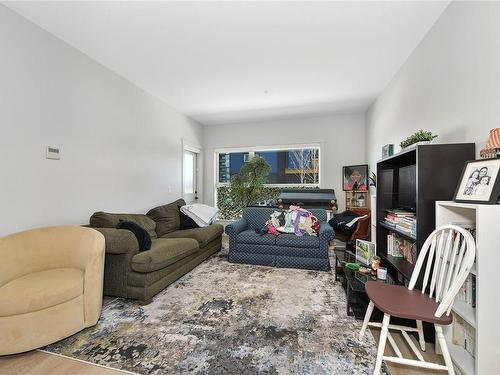 102-2461 Gateway Rd, Langford, BC - Indoor Photo Showing Living Room