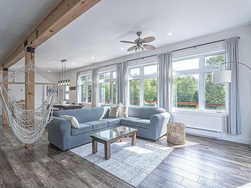 Living room - 251 Rue Du Lac-Marier, Sainte-Marguerite-Du-Lac-Masson, QC - Indoor Photo Showing Living Room