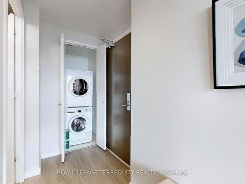 3311-101 Charles St E, Toronto, ON - Indoor Photo Showing Laundry Room