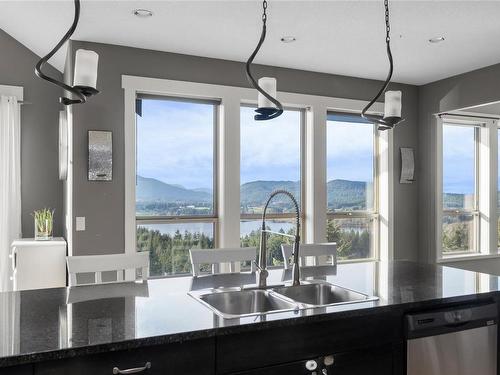 3-6222 Lower Chippewa Rd, Duncan, BC - Indoor Photo Showing Kitchen With Double Sink