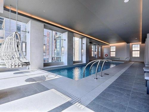 Piscine - 518-1188 Rue St-Antoine O., Montréal (Ville-Marie), QC - Indoor Photo Showing Other Room With In Ground Pool
