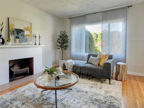 1665 Foul Bay Rd, Oak Bay, BC - Indoor Photo Showing Living Room With Fireplace