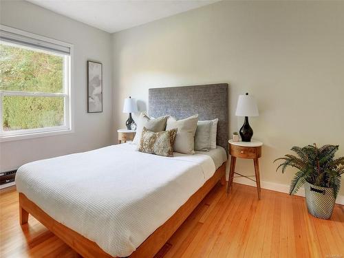 1665 Foul Bay Rd, Oak Bay, BC - Indoor Photo Showing Bedroom