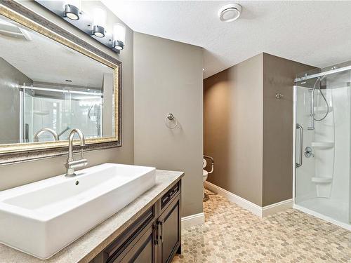 6141 Dennie Lane, Nanaimo, BC - Indoor Photo Showing Bathroom