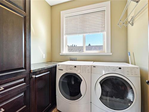 6141 Dennie Lane, Nanaimo, BC - Indoor Photo Showing Laundry Room