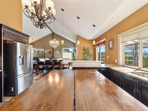 6141 Dennie Lane, Nanaimo, BC - Indoor Photo Showing Kitchen With Upgraded Kitchen