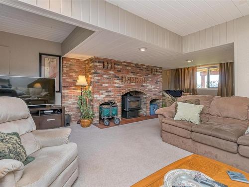 6627 Lakes Rd, Duncan, BC - Indoor Photo Showing Living Room With Fireplace