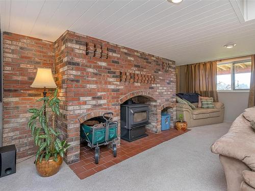 6627 Lakes Rd, Duncan, BC - Indoor With Fireplace