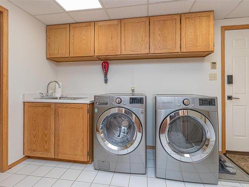6627 Lakes Rd, Duncan, BC - Indoor Photo Showing Laundry Room