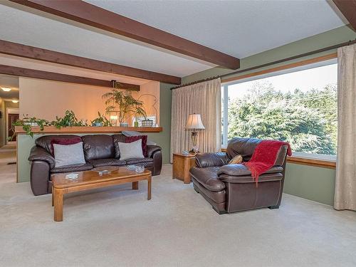 6627 Lakes Rd, Duncan, BC - Indoor Photo Showing Living Room
