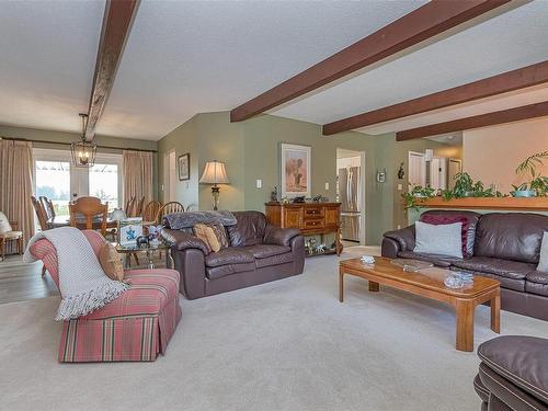 6627 Lakes Rd, Duncan, BC - Indoor Photo Showing Living Room