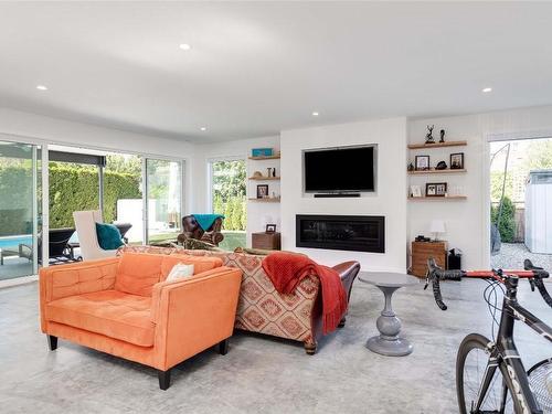 452 Barkley Road, Kelowna, BC - Indoor Photo Showing Living Room With Fireplace