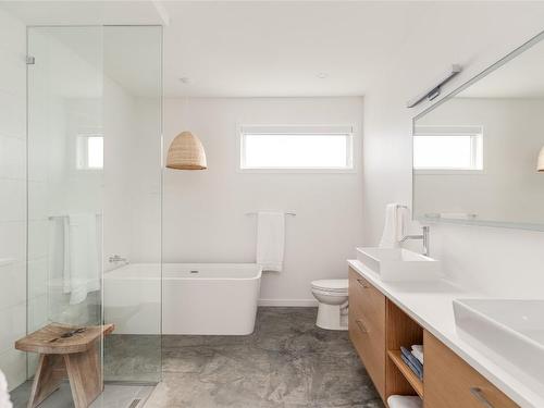 452 Barkley Road, Kelowna, BC - Indoor Photo Showing Bathroom