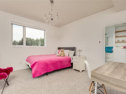 452 Barkley Road, Kelowna, BC - Indoor Photo Showing Bedroom