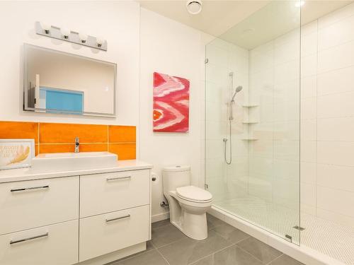 452 Barkley Road, Kelowna, BC - Indoor Photo Showing Bathroom
