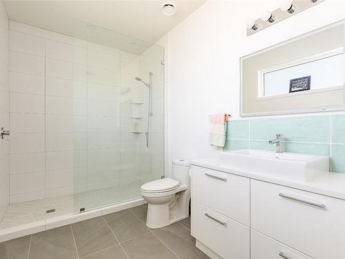 452 Barkley Road, Kelowna, BC - Indoor Photo Showing Bathroom