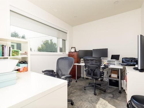 452 Barkley Road, Kelowna, BC - Indoor Photo Showing Office