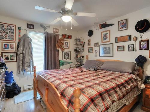 661 Christleton Avenue, Kelowna, BC - Indoor Photo Showing Bedroom