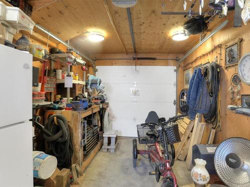 661 Christleton Avenue, Kelowna, BC - Indoor Photo Showing Garage