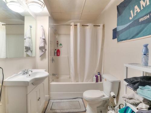 661 Christleton Avenue, Kelowna, BC - Indoor Photo Showing Bathroom