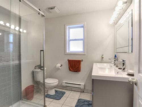 661 Christleton Avenue, Kelowna, BC - Indoor Photo Showing Bathroom