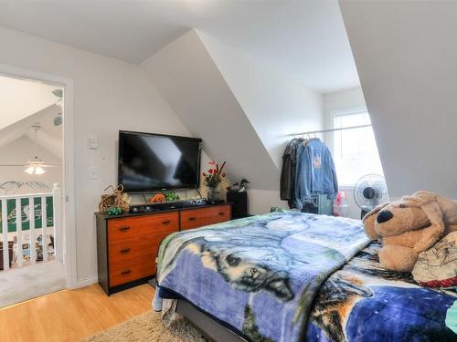 661 Christleton Avenue, Kelowna, BC - Indoor Photo Showing Bedroom