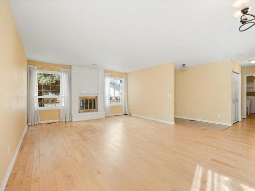 71-1101 Cameron Avenue, Kelowna, BC - Indoor Photo Showing Living Room With Fireplace