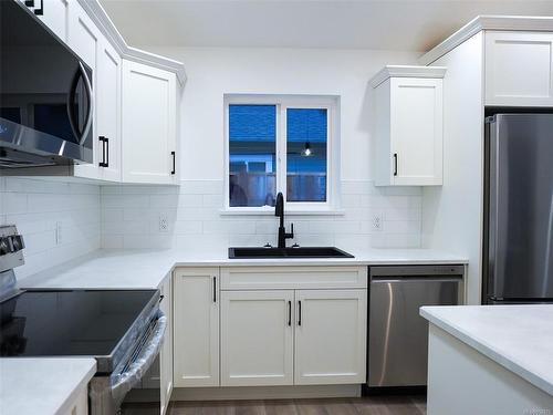 825 William St, Errington, BC - Indoor Photo Showing Kitchen With Double Sink