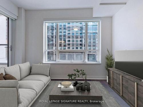 807-88 Scott St, Toronto, ON - Indoor Photo Showing Living Room