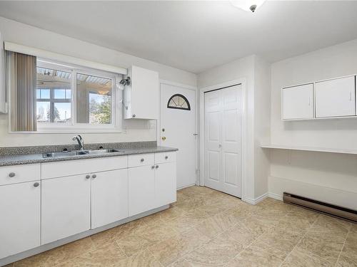 630 Hamilton Ave, Nanaimo, BC - Indoor Photo Showing Kitchen With Double Sink