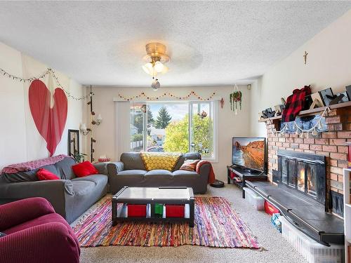 630 Hamilton Ave, Nanaimo, BC - Indoor Photo Showing Living Room With Fireplace