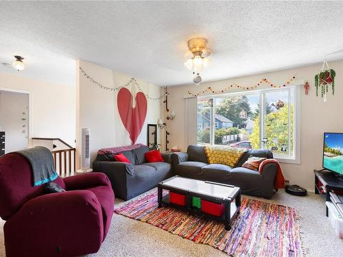630 Hamilton Ave, Nanaimo, BC - Indoor Photo Showing Living Room