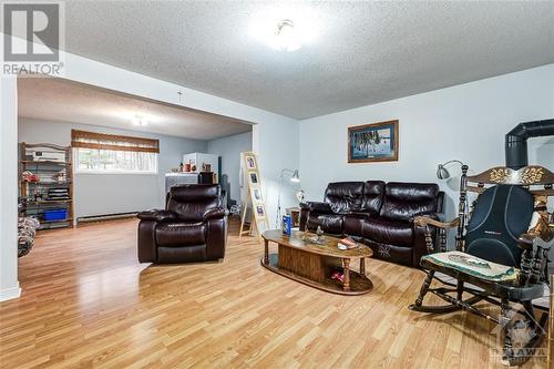168 Poole Drive, Perth, ON - Indoor Photo Showing Living Room