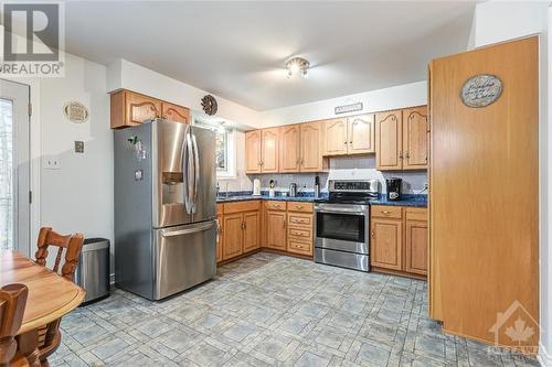 168 Poole Drive, Perth, ON - Indoor Photo Showing Kitchen
