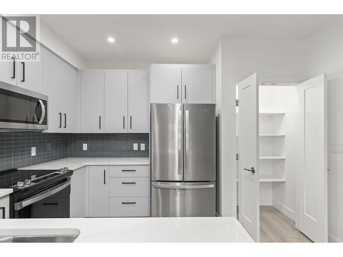 3434 Mckinley Beach Drive Unit# 209, Kelowna, BC - Indoor Photo Showing Kitchen With Upgraded Kitchen