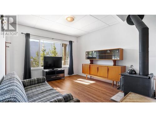 4746 Sunnybrae Canoe Point Road, Tappen, BC - Indoor Photo Showing Living Room