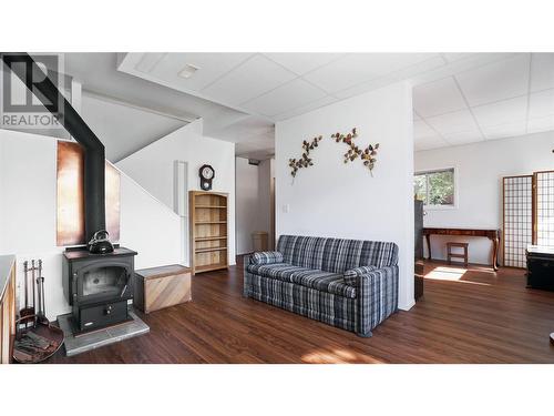 4746 Sunnybrae Canoe Point Road, Tappen, BC - Indoor Photo Showing Living Room