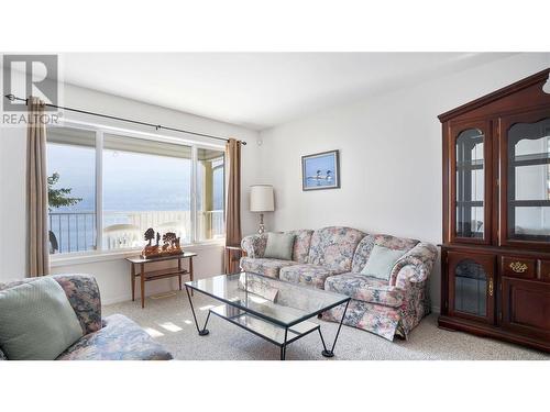 4746 Sunnybrae Canoe Point Road, Tappen, BC - Indoor Photo Showing Living Room