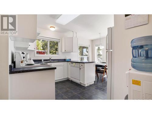 4746 Sunnybrae Canoe Point Road, Tappen, BC - Indoor Photo Showing Kitchen